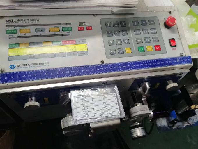 Machine de coupe et de dépouillement de fil de Digital
